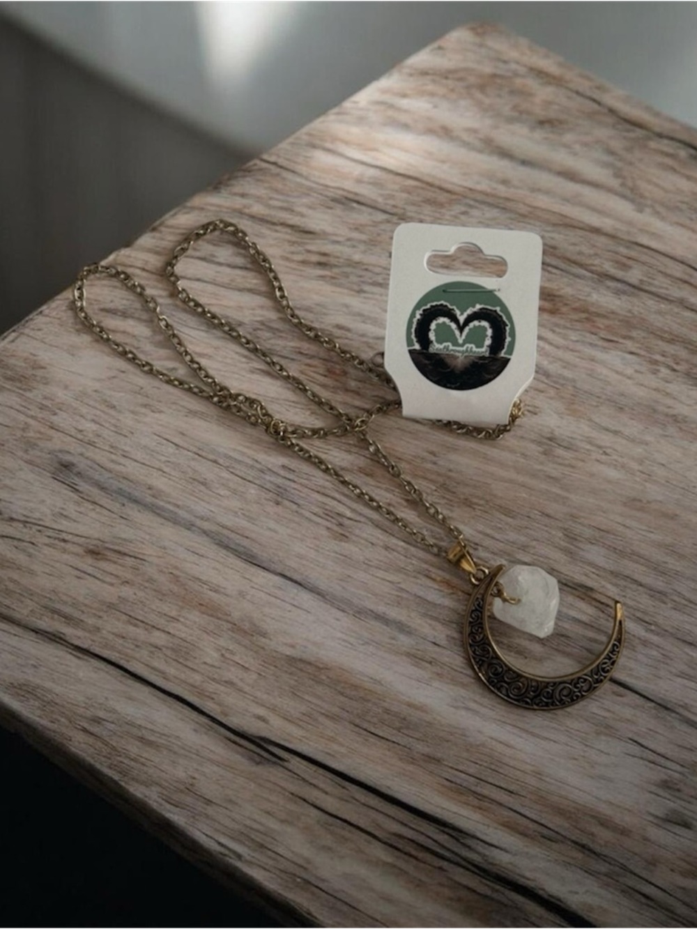 🫶🏻 Gold-Tone Crescent Moon Pendant Necklace with White Quartz Stone Accent